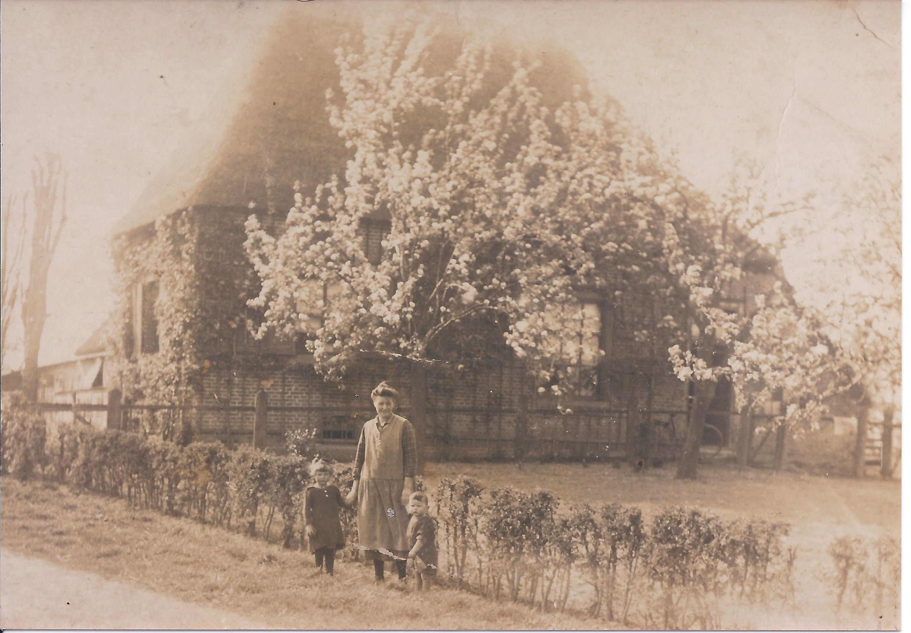 Aerdt 1933 Beuningse Straat 6 Vlnr Dora Pouwels Dien Powels Tilleman En Jan Pouwels Jr Collectie T Hendriksen